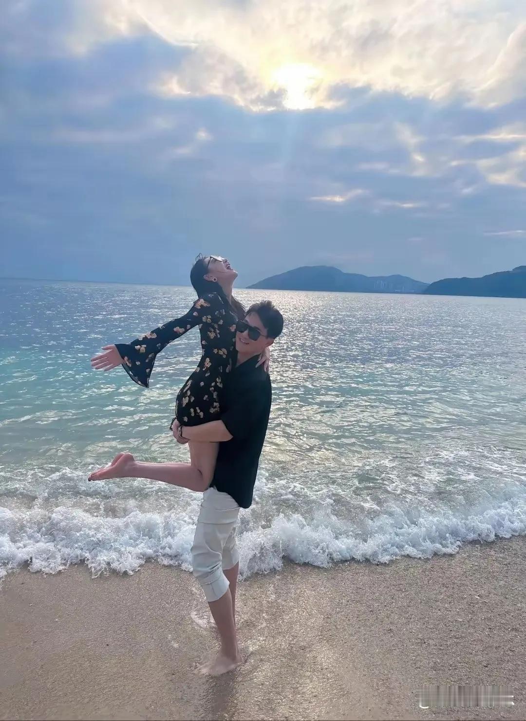 张馨予这次可太吸睛啦！先是以一袭浴袍惊艳亮相，大秀修长美腿，那白皙笔直的线条，简