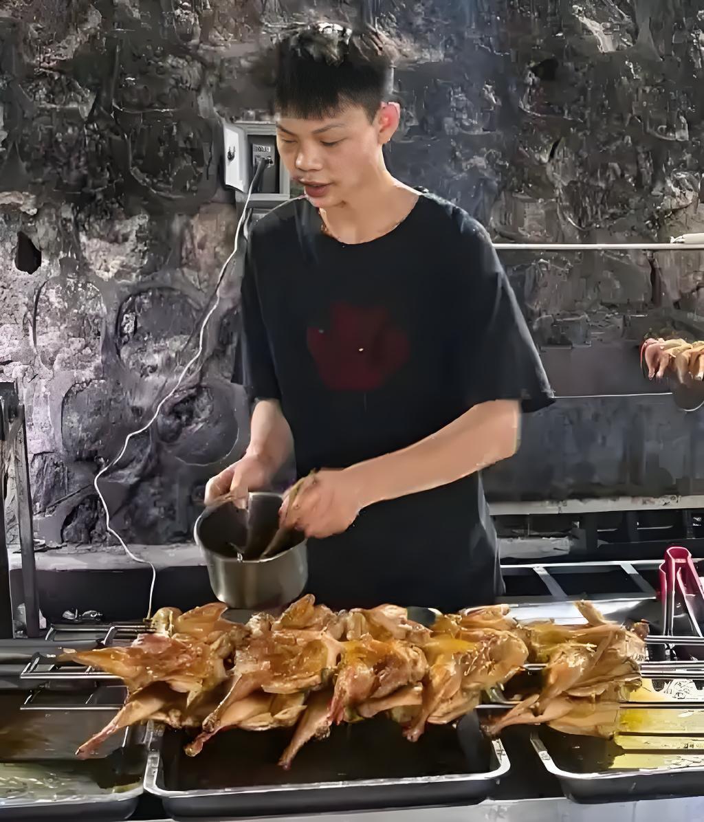 烤鸡少年现在可能有点难受。他怎么也不会想到，自己天天用的调味料，会被人拿