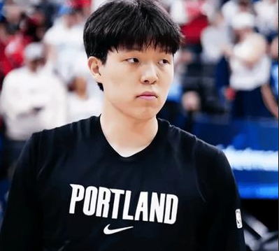 杨瀚森连续6场比赛未获得出场机会，开拓者险胜鹈鹕。NBA常规赛，开拓者客场挑战鹈