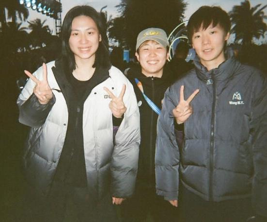 海口亚洲杯晚宴期间，王曼昱与中国台北选手简彤娟和队友陈熠的合影！简彤娟作为王曼
