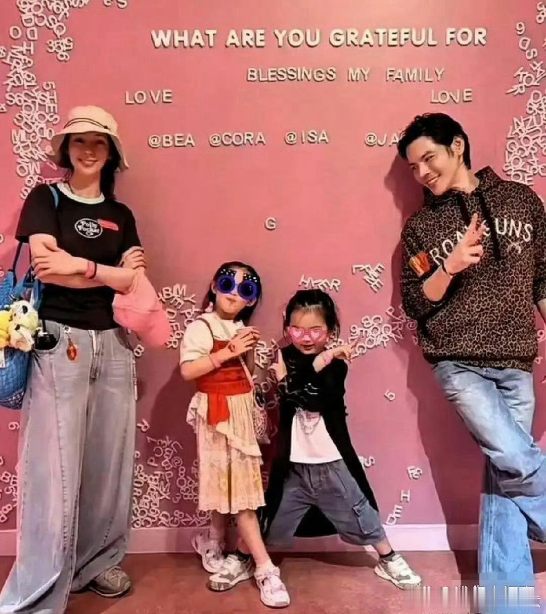 向佐发了张一家四口的合照，老婆孩子都出镜啦。俩孩子个子长得贼快！​​​