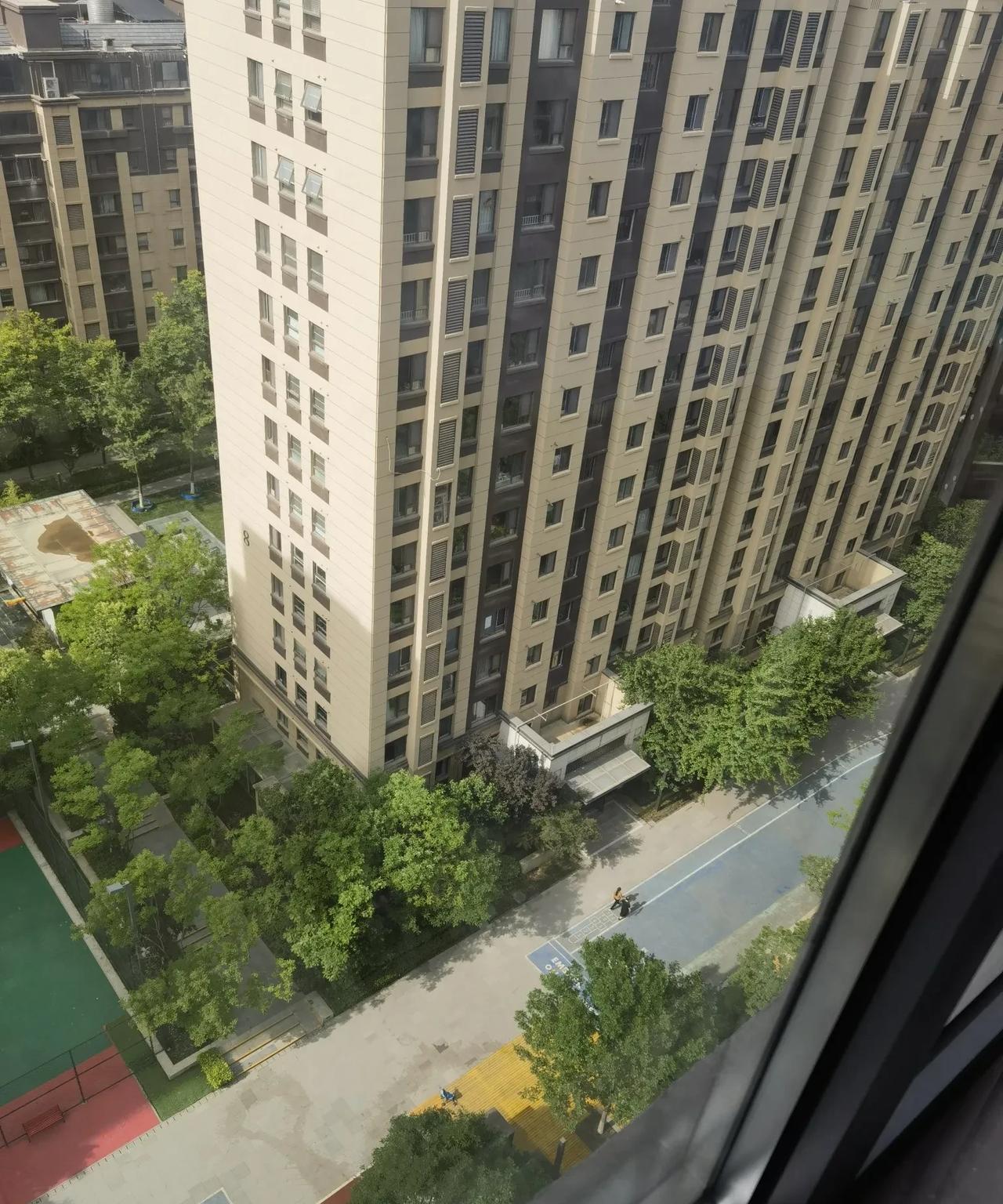 家里的空调突然不制冷了，打电话联系师傅上门维修。今天上午九点，师傅们准时上门开始