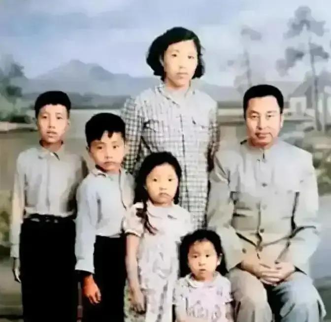 华国锋有四个孩子，都担任过什么职务呢？很多人不知道的是，“华国锋”这个名字其实是化名，他本名苏铸，1