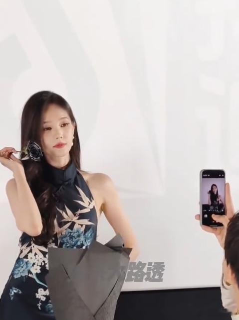 李现拍照简直世另我看李现单膝跪地拍照真的笑晕，这不就是我给闺蜜拍照的样子吗，为