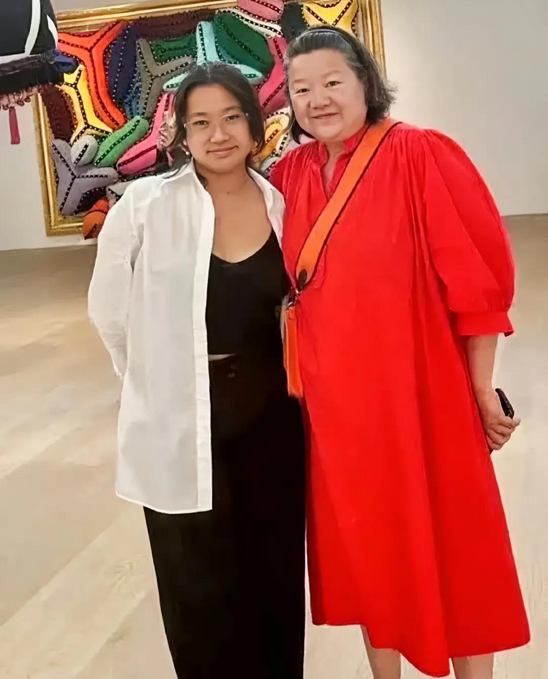 你敢信吗？洪晃的女儿平平不是亲生的，是领养的！但这母女俩的感情，比亲的还亲！说