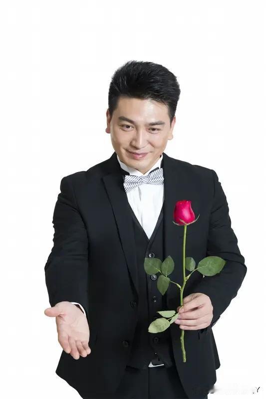 四川有个男子去相亲，天刚亮，他就像怀揣着小鹿般，手捧鲜花直奔相亲对象家。出来迎
