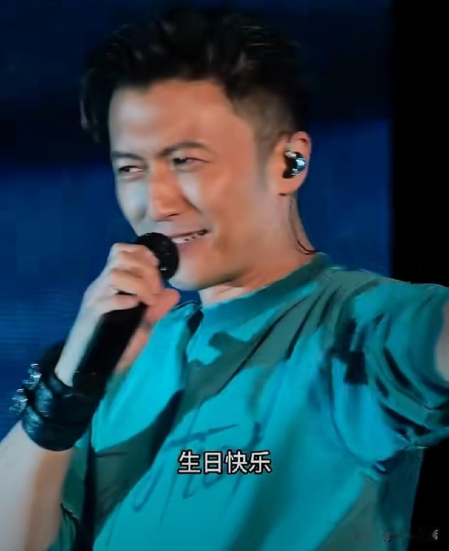 又被谢霆锋撒狗粮给暴击了[捂脸哭][捂脸哭]2026年8月8日，谢霆锋「进化」巡
