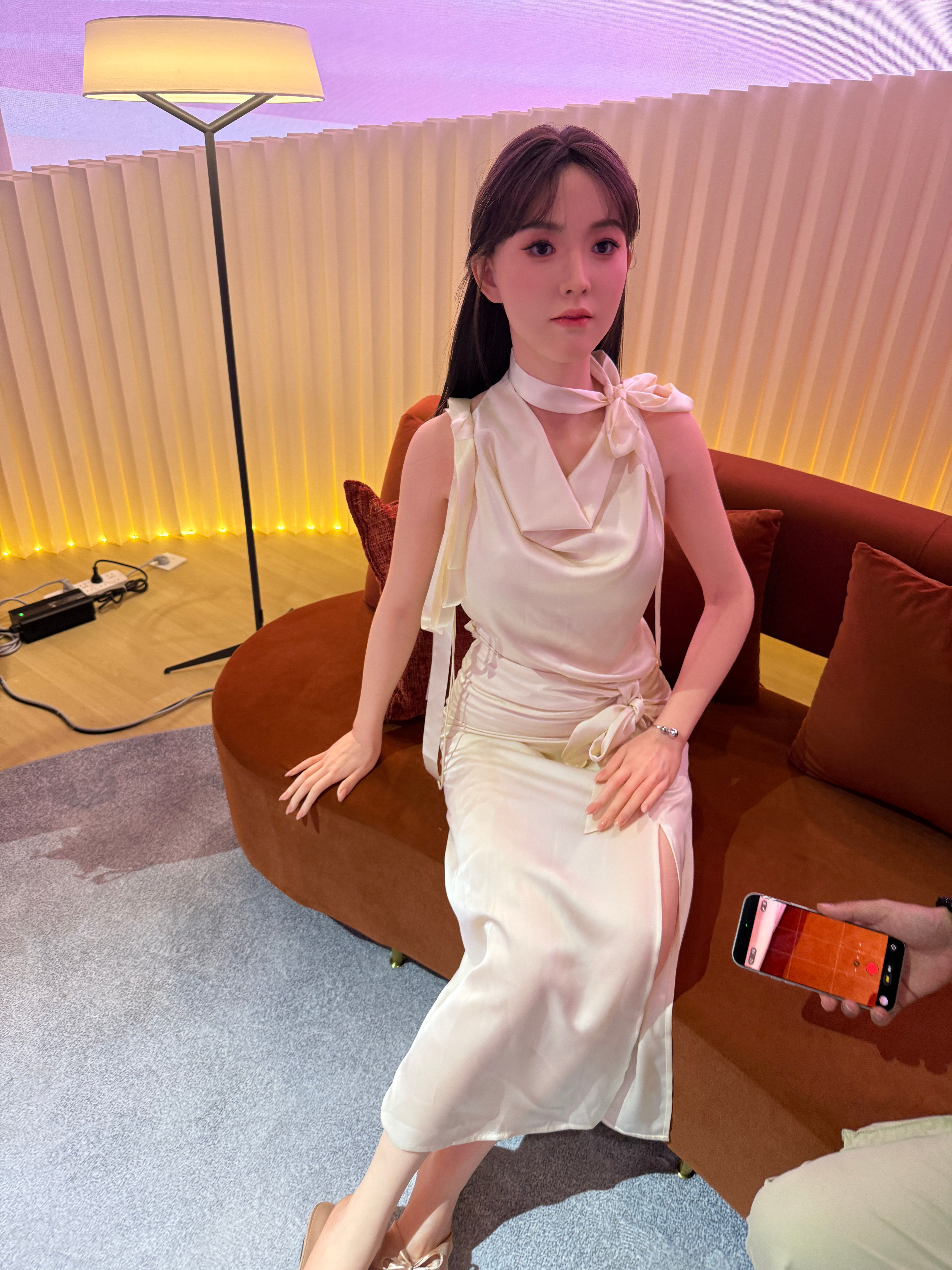 我盯着“她”的时候甚至心里都有点….发毛….还有点娇羞…..这tm是个机器人