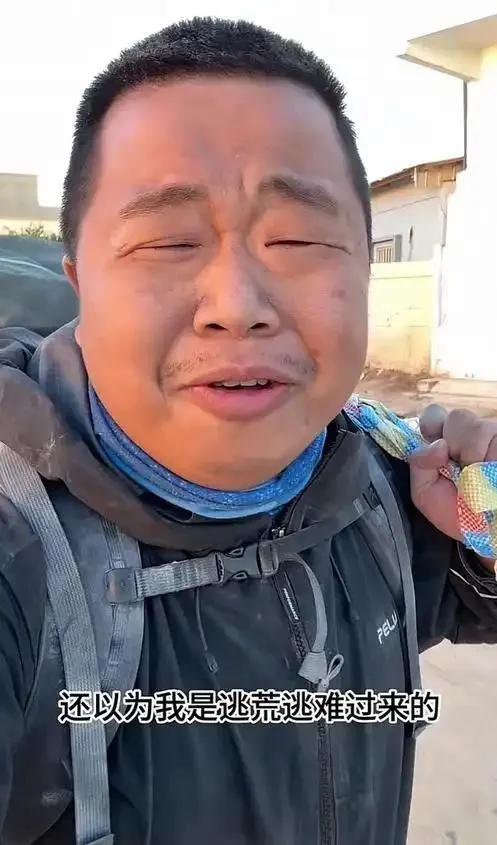 蓝战非为什么这么有钱？  最近经常刷到一个黑胖小伙，跟人连麦打pk，不查不