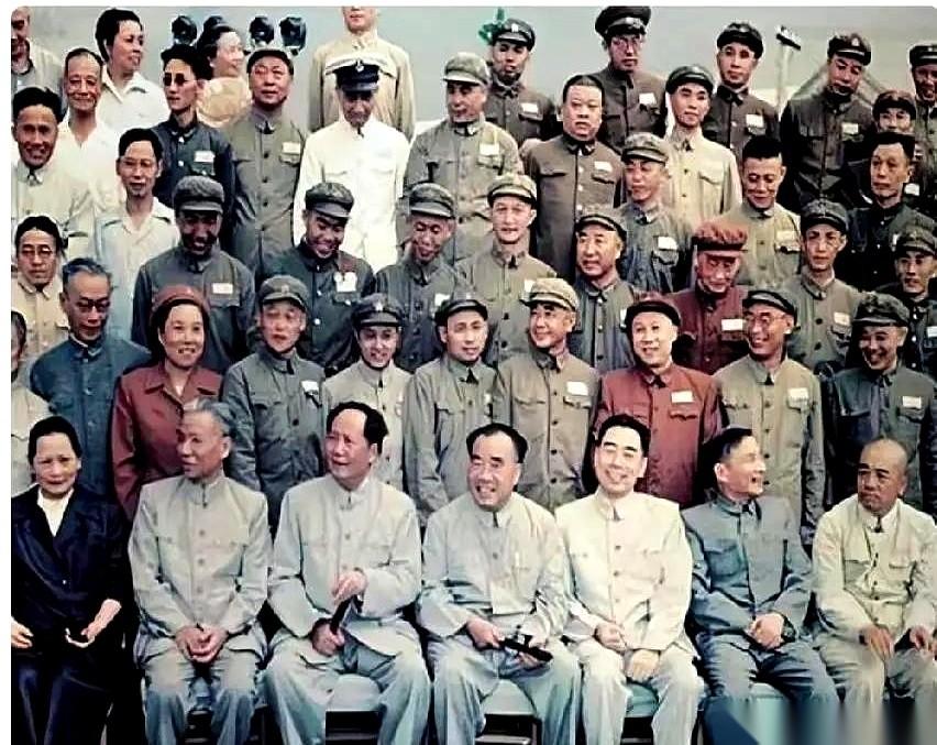 就这么一张照片，黑白的，甚至有点模糊。但你就是挪不开眼。照片里这群人，身上那