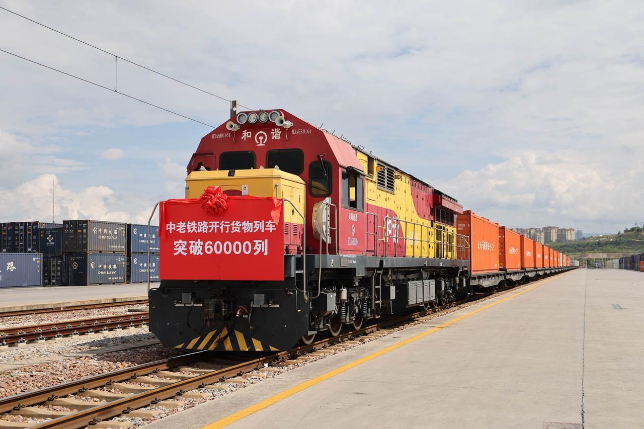 老挝真是下了血本，为了建中老铁路几乎把国库都掏空了。中国看到老挝这么卖力，当然不