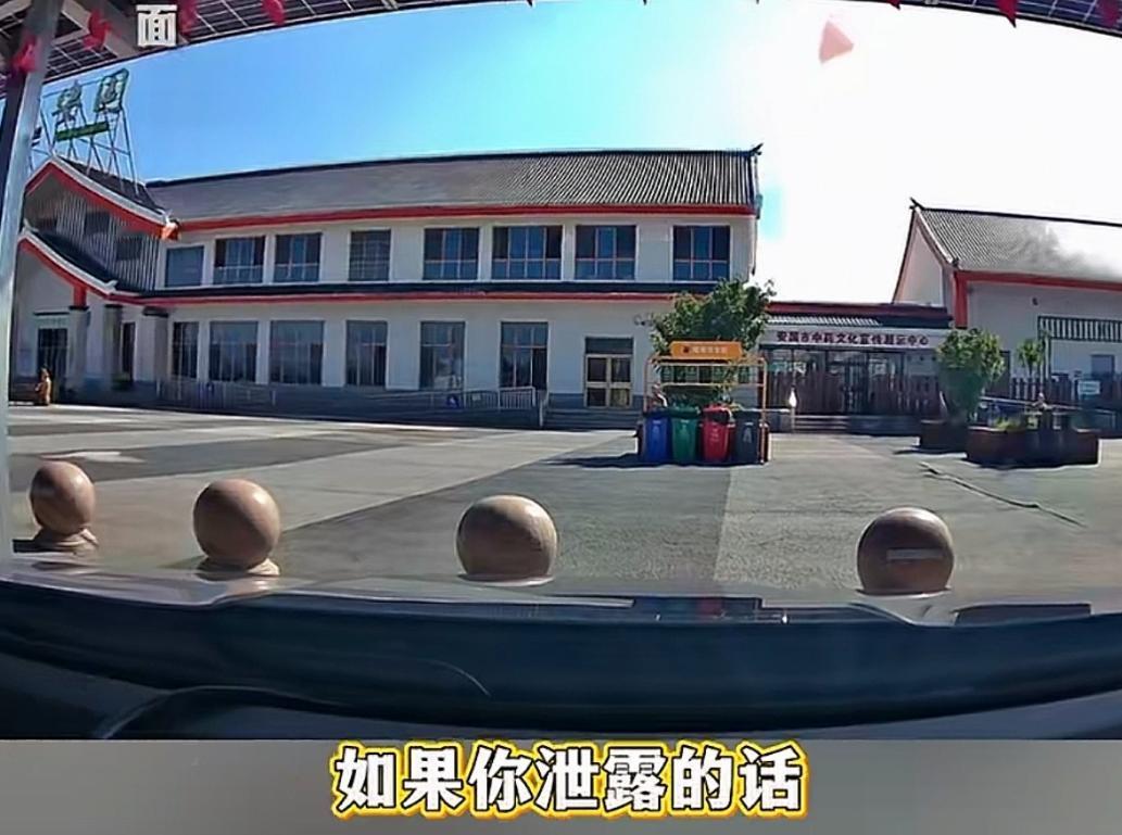 河北保定，一男子在服务区停车时，看到一辆车企"伪装测试车"，他出于好奇，隔老远拍