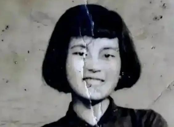 1937年，日军闯入杨家时，一名士兵立即抱住仅6岁的杨明贞，粗暴地解开她的棉袍，