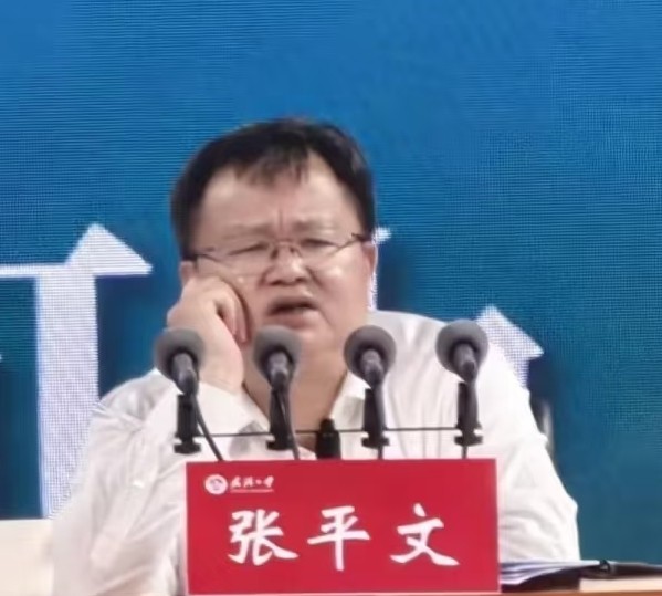 武汉大学这个事越来越不对劲了，先是大家涌入新生直播间，现在扒出背后领导，