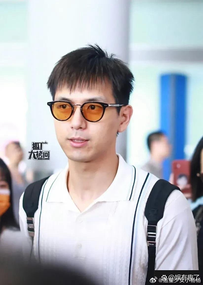 李现机场照曝光，这状态看着挺普通的呀，没了往日那种让人眼前一亮的精气神，略显平淡