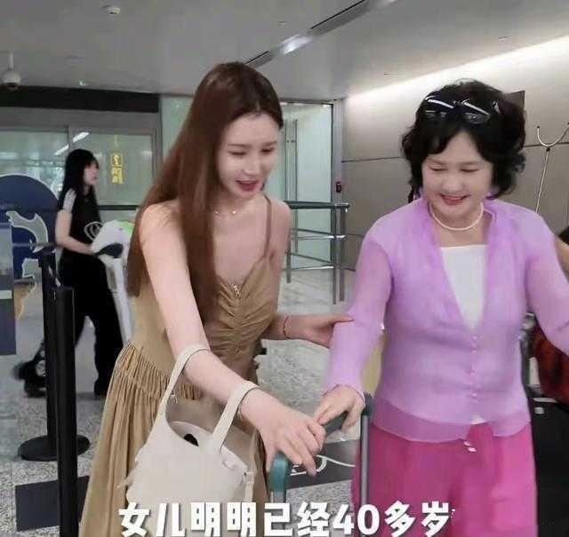 李多海孕晚期，母亲跨国陪护，赠50克黄金惹哭母亲李多海处于孕晚期待产，母亲专程