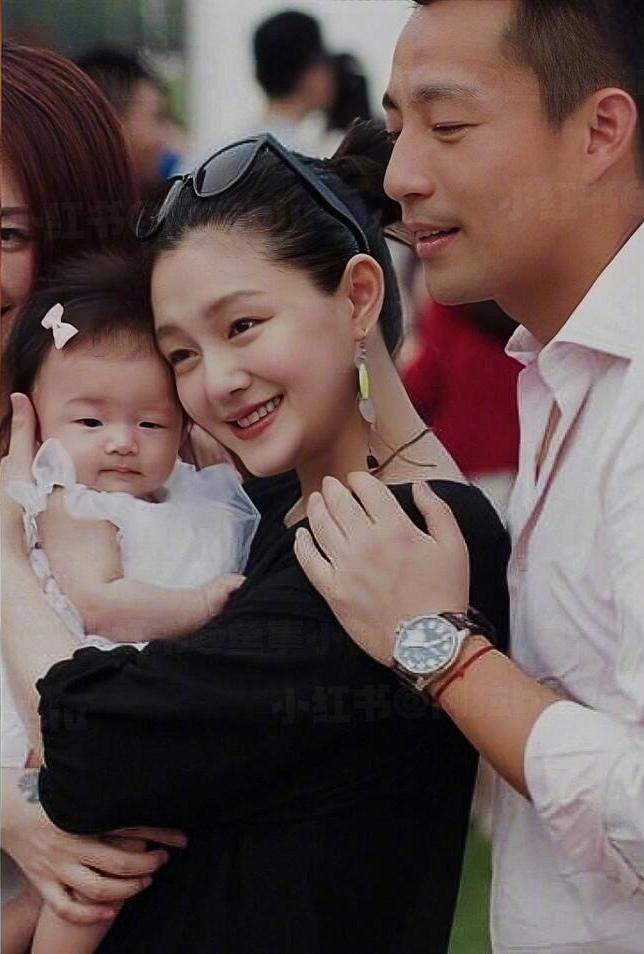 大S的人生恰恰印证了：哪怕是舞台上光芒万丈的她，也经不起这般任性的闪离又闪婚。