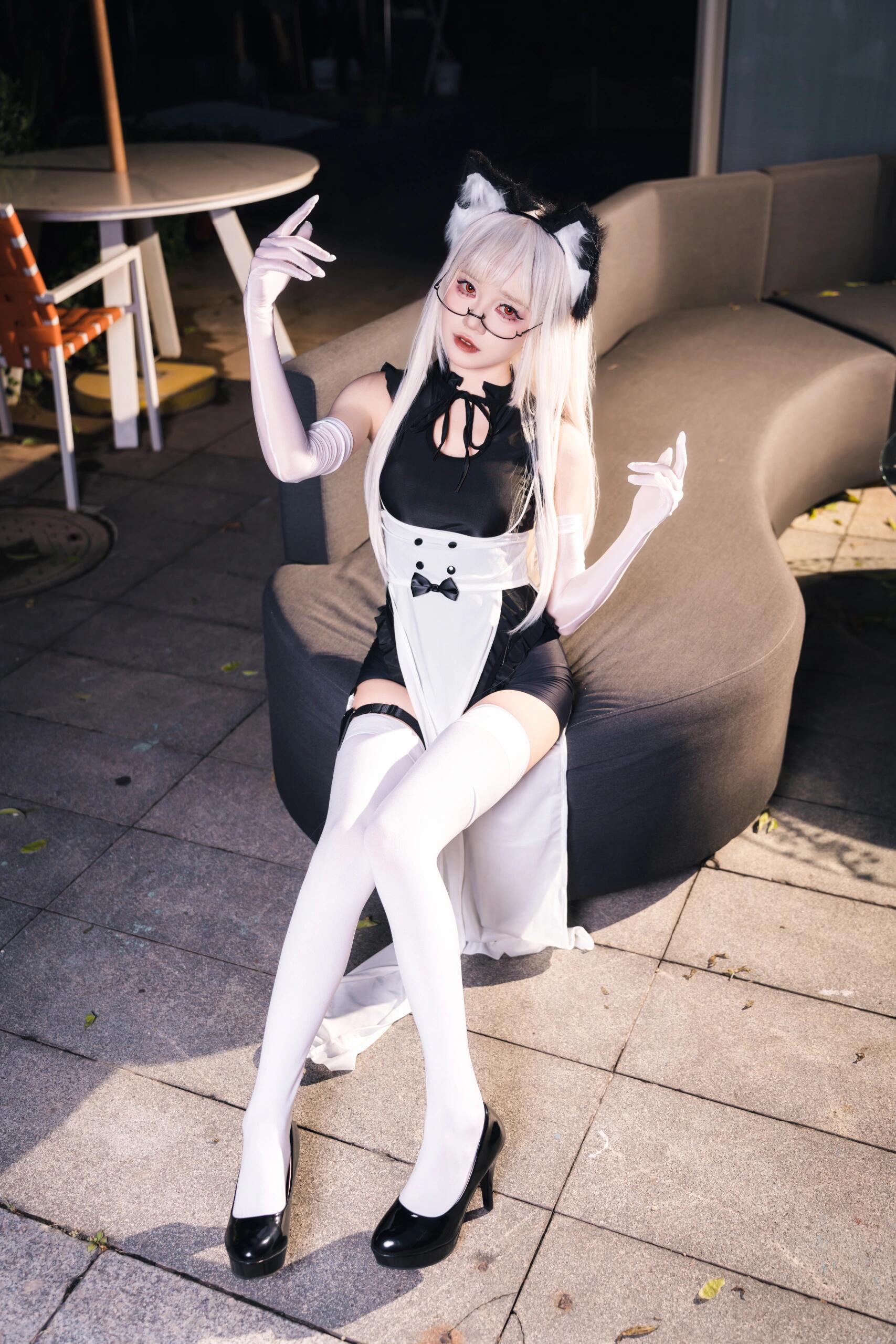 带着逛漫展 cosplay 白丝即正义 这腿又长又白又细 修女cos