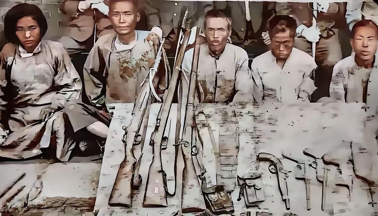 这是1938年由侵华日军拍摄的一张炫耀战绩的宣传照。镜头中，有四男一女，都是东北