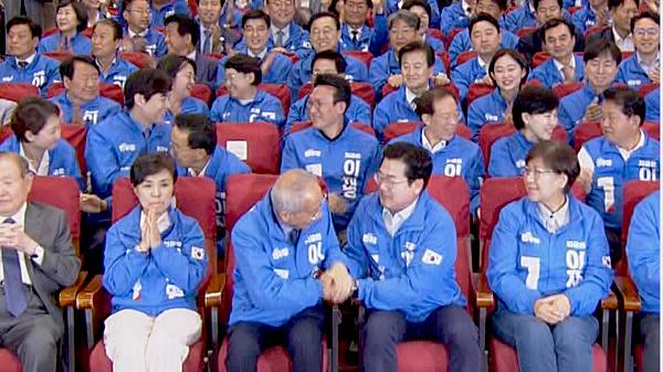 不需要看任何数据，只需要看两党竞选团队表情已知大选结果？国民力量呆若木鸡.