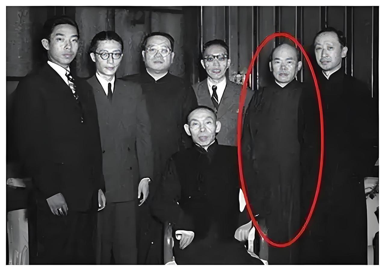 1940年12月21日，杜月笙的头号大管家万墨林，在金门大酒店门口被四