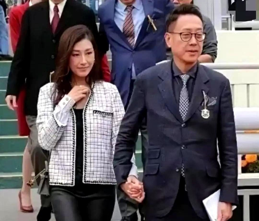 许晋亨砸50亿搞地产，李嘉欣却在伦敦晒周年照！谁能想到，当年那个花花公子，如今