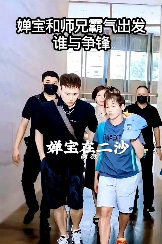 8月7日全红婵瘦了也黑了，她比谁都期待有好成绩。全红婵和谢思埸师兄一起出门，这腿