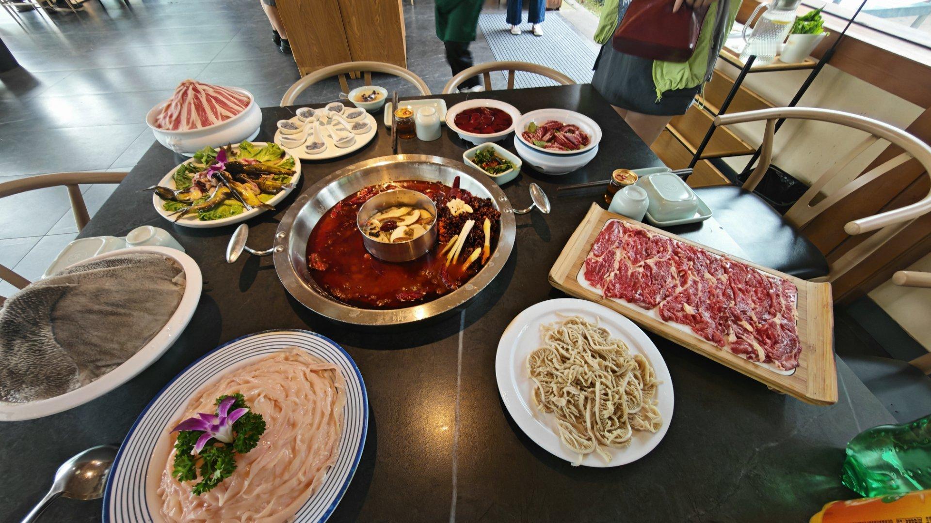 今日午餐火锅，在都江堰撸火锅果然巴适得板！​​​