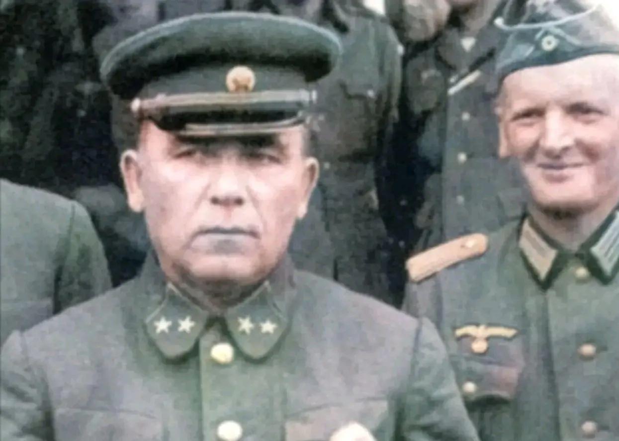 1941年，被俘苏军少将波涅杰林，面对德军羞辱保持尊严。这场残酷的乌曼战