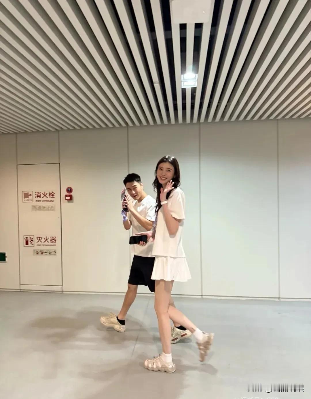 奚梦瑶俩口子好同频啊，俩人都喜欢谢霆锋，一起从澳门飞杭州看谢霆锋的演唱会，嫁入豪