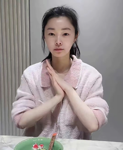 宋轶素颜照火了，网友吵翻天，鼻子成焦点。​​​