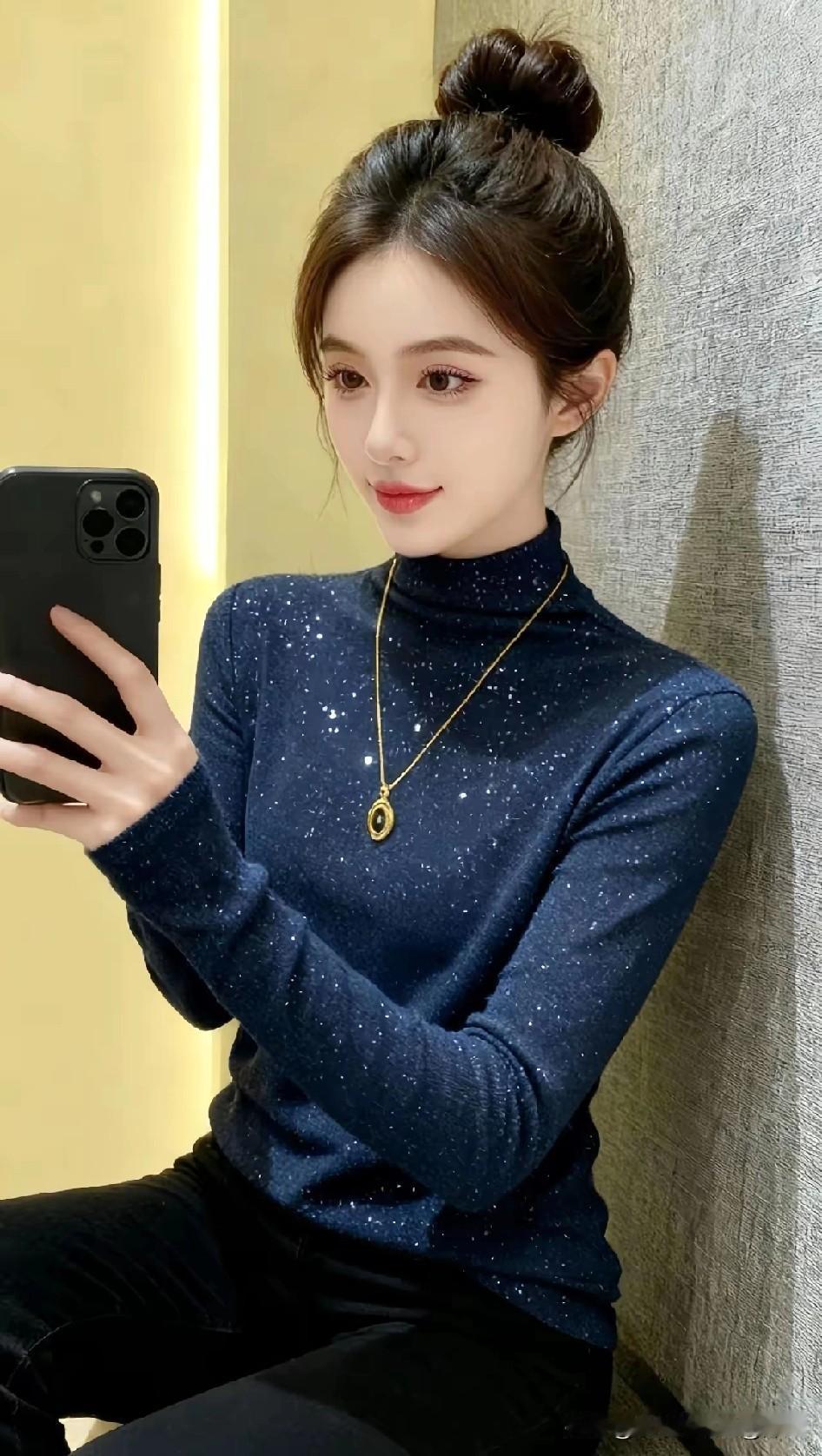 优雅星河毛衣，搭配金色项链，散发迷人魅力！🌟✨除了水果手机是败笔，其他的近乎完