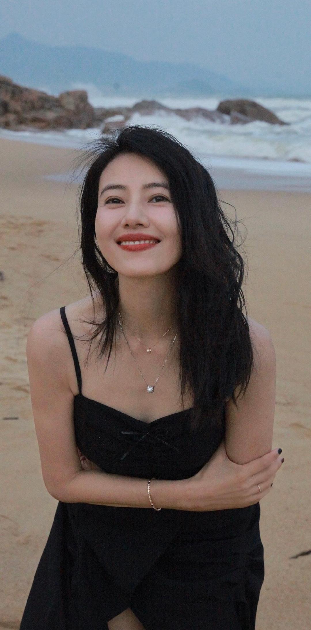 #高圆圆把防晒霜剪了带出门#美，不可方物。​