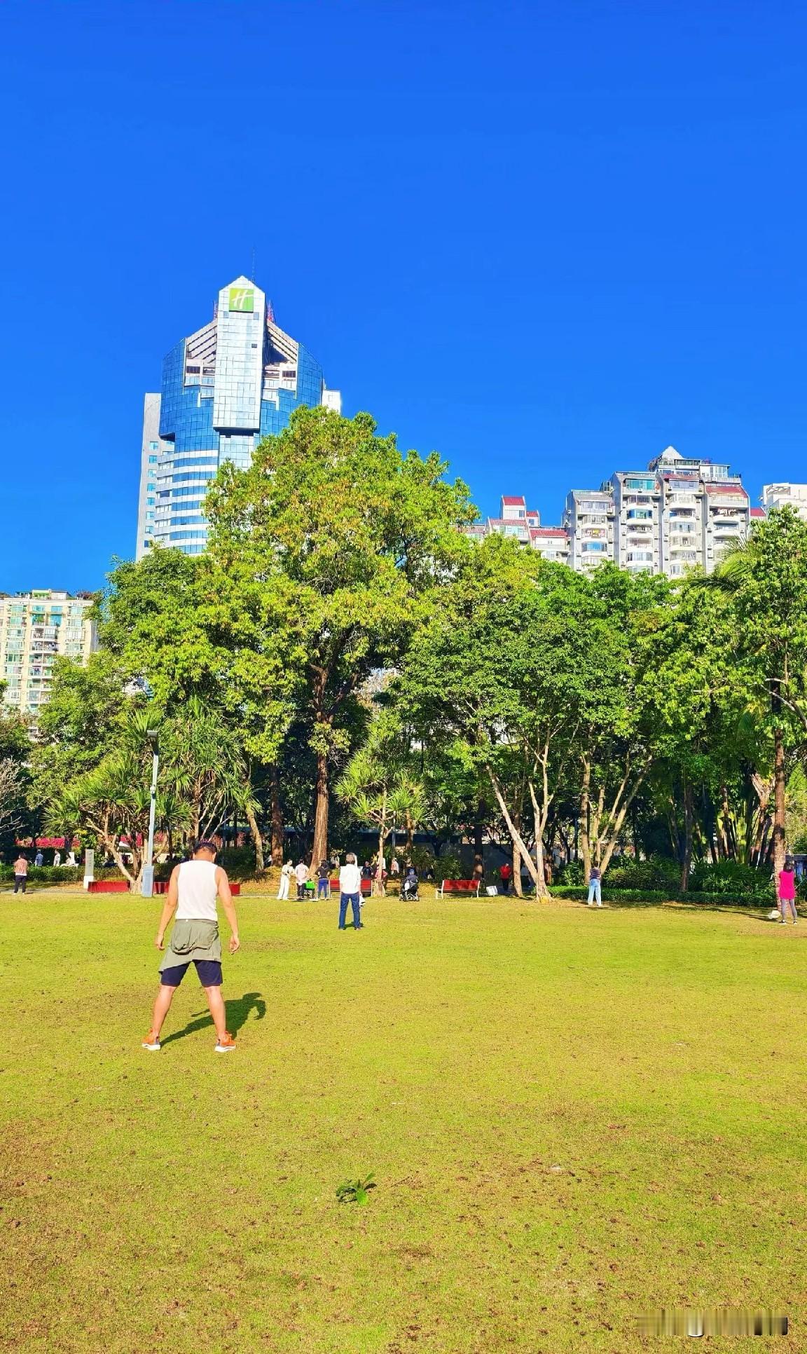 一位退休老教师说：“退休之后，只要你不出门，不跟他人交往，你就花不了几个钱。不参