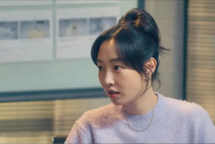 不知道为什么？[捂脸哭]白百何这件毛衣，如果是普通人穿，我会觉得他就是起球了。如果