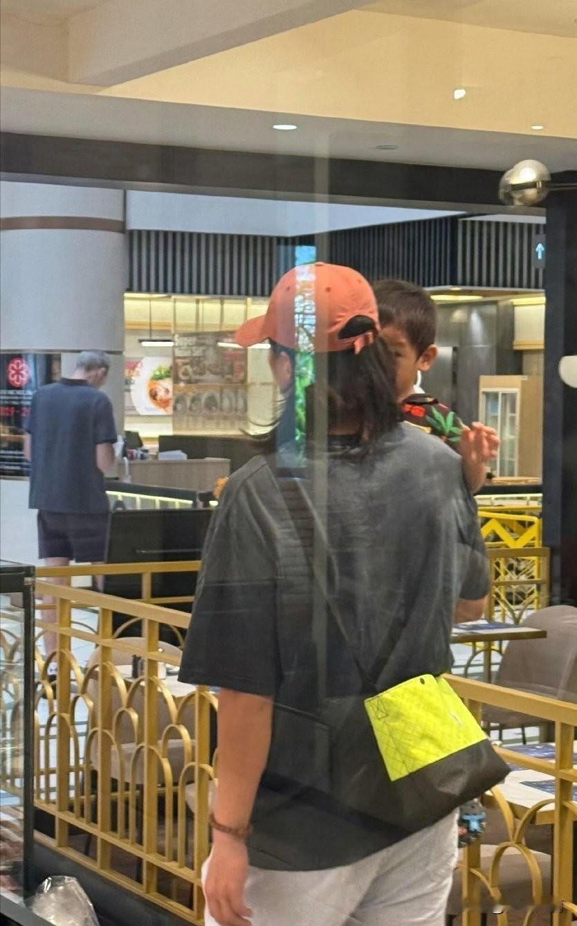宋宁峰张婉婷，就算闹得再欢，因为有孩子这个纽带也不会轻易离婚的！有网友偶遇一