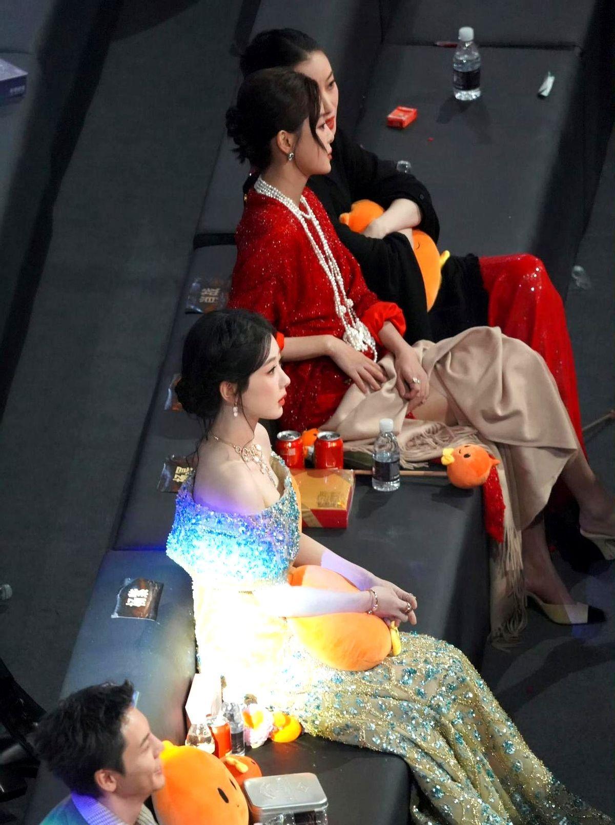 杨紫耳边那句“悄悄话”！不是热搜，不是C位，是侯鸿亮亲自许诺“下个十年，还有你