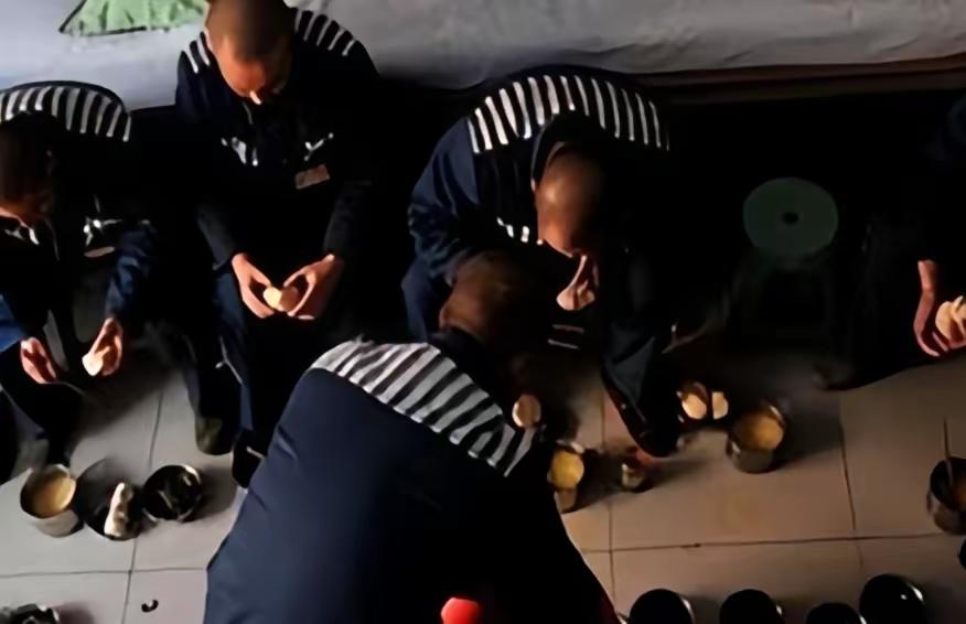 2009年山西一退役武警被刑拘，进入监室的第一天就碰到狱霸，连扇退役武警5个耳光