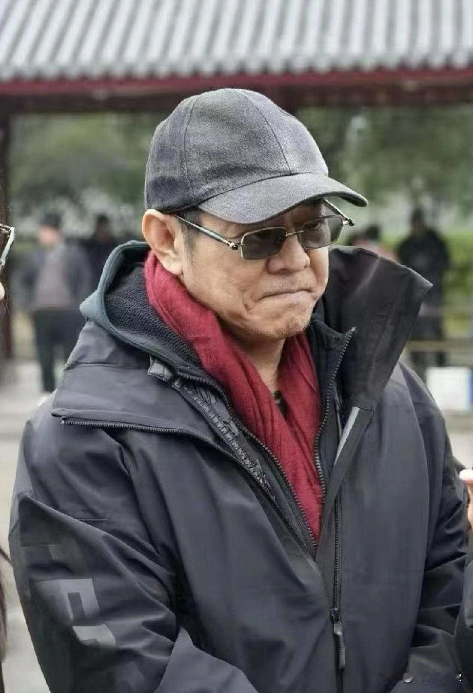 到底是谁说李连杰年轻了？他今天去九华山被网友偶遇了，网友视角下的他真的很像60岁