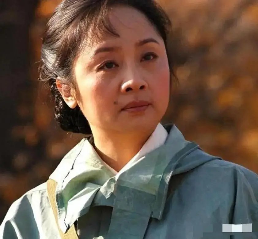她用10年捧红丈夫，丈夫转身迎娶秦海璐，如今她已走上另一条大路