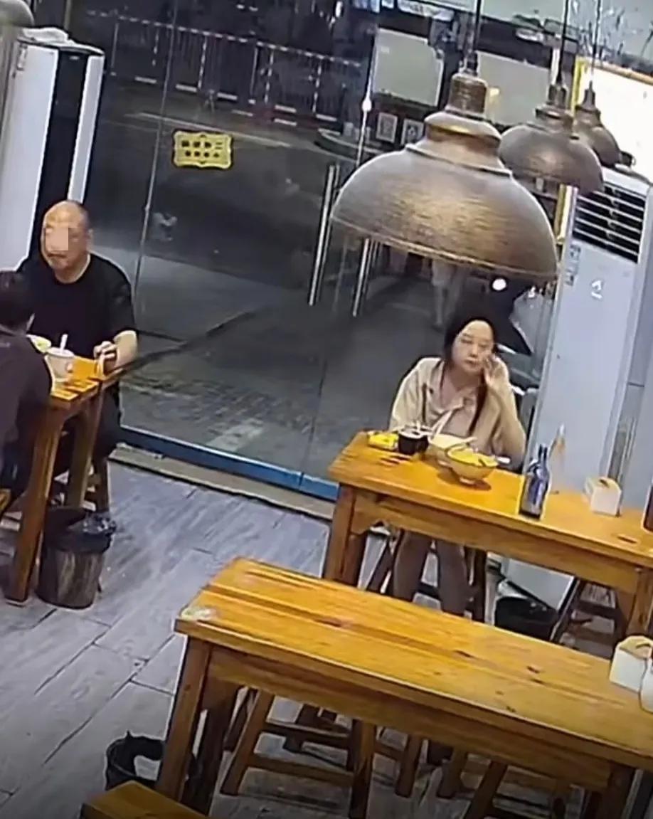一碗面几个钱，值得逃单吗？丢人啊！这女生还挺懂套路，吃完后没有直接走人，而是起