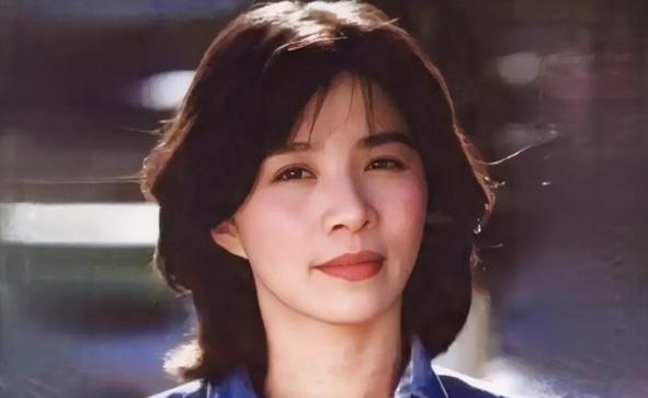 1980年的一天演员迟蓬回到宿舍后对倪萍说：“真对不起，倪萍，选上我了。八一电