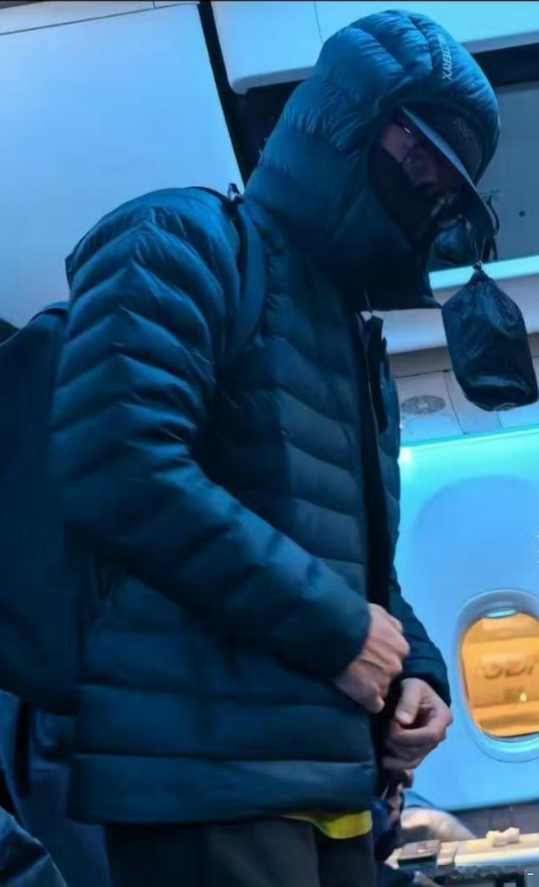 王一博出去玩特意戴黑框眼镜做装饰是跟肖战学的吧啊啊啊啊啊啊