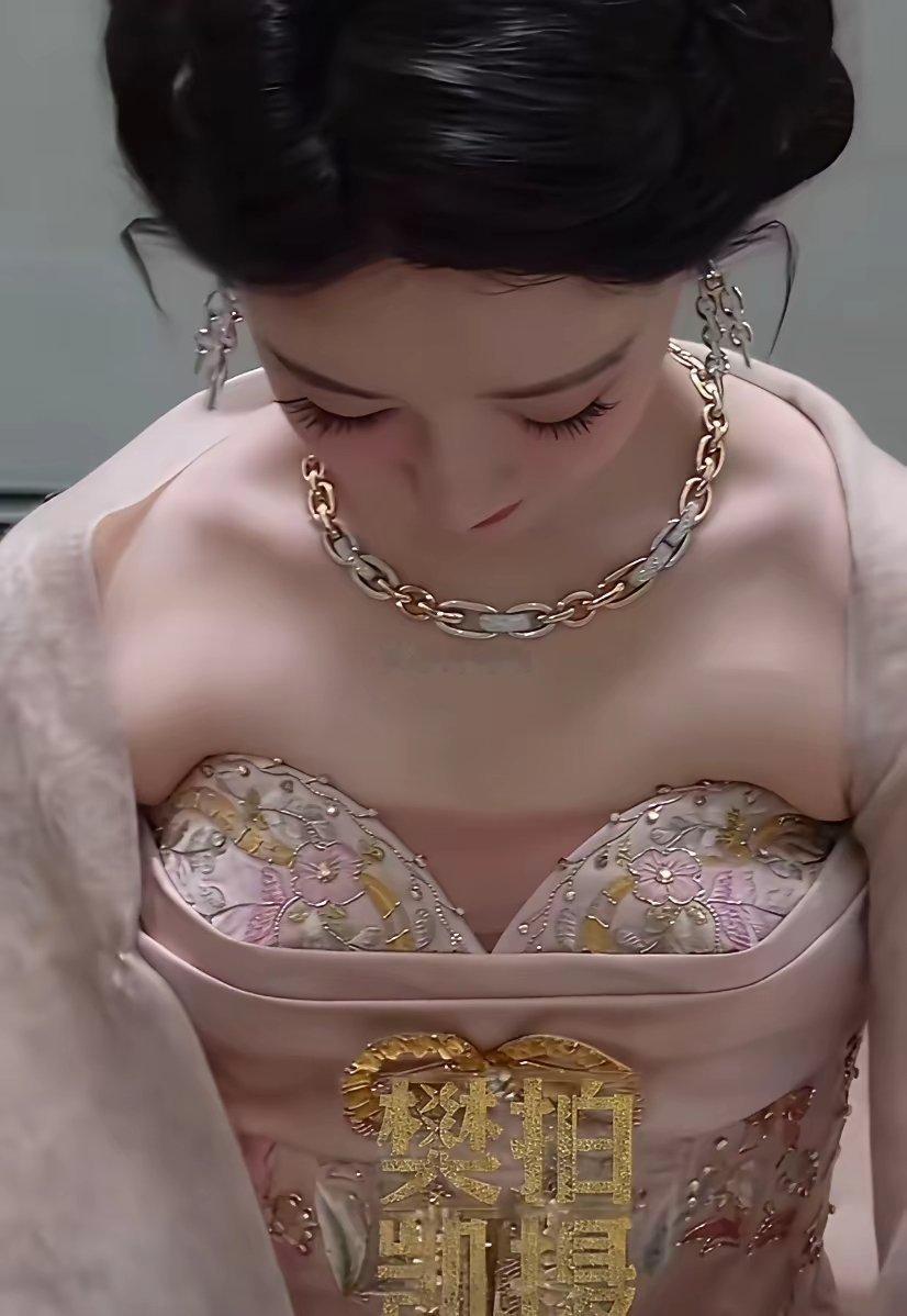 杨紫这个衣服真的是一言难尽…有没有身材我不知道，就是看着嘎鸡窝格外的疼​​​