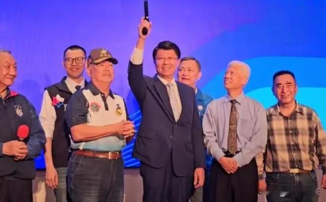 谢龙介“亮枪”太失分今天早上，被外界看好的台南市长蓝营最强竞争者谢龙介在造势活