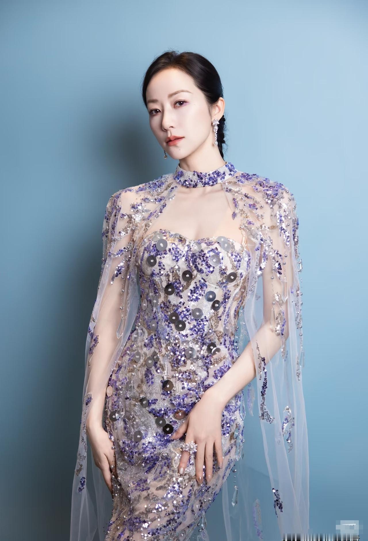 当韩雪转身时，那片紫色光晕瞬间割裂了空气。你以为这是流水线上的爆款？错了。