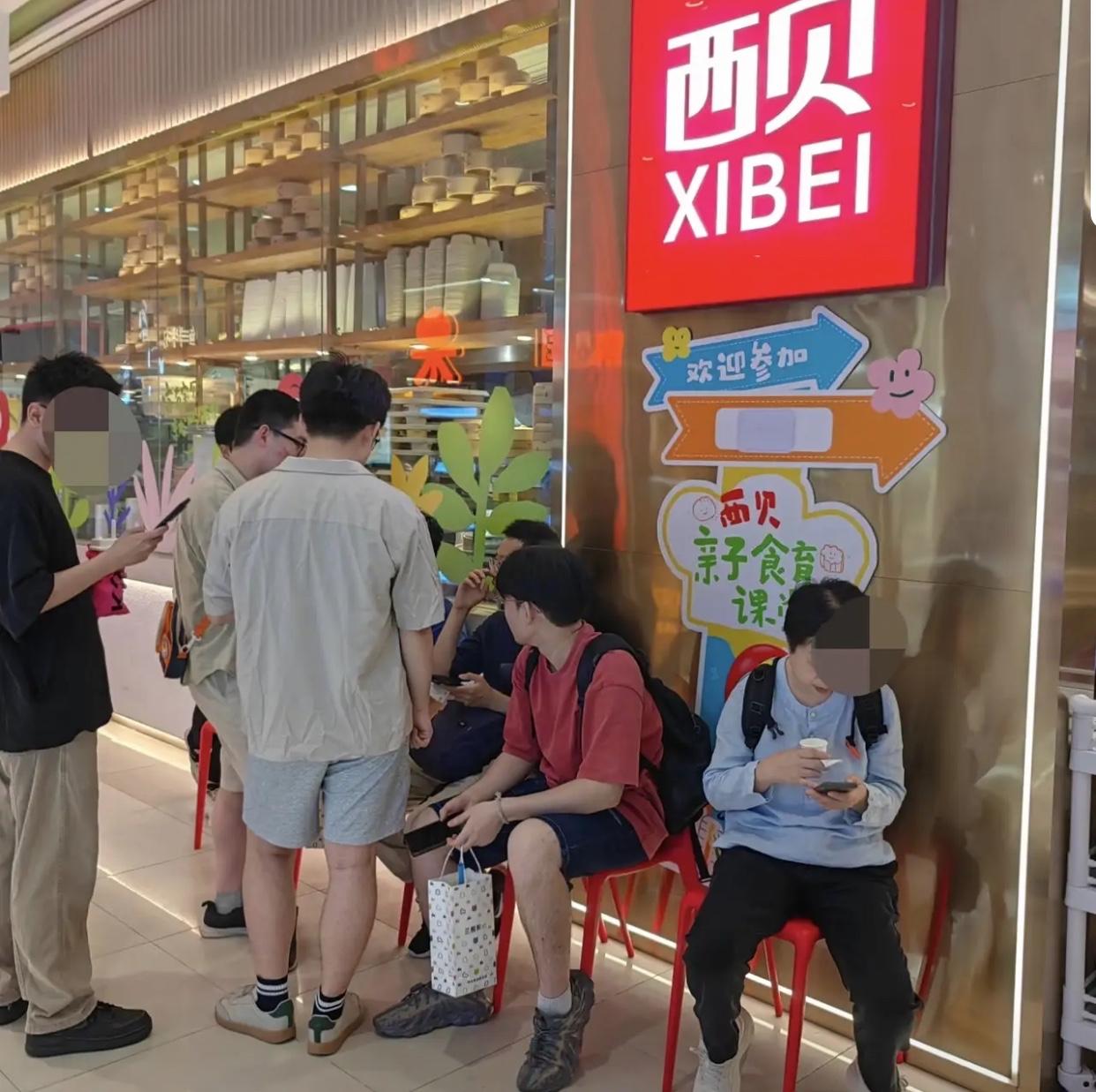 西贝这次“翻车”翻得有点萌！杭州厨师长被记者问到预制菜，举着半成品牛肉耿直回答：