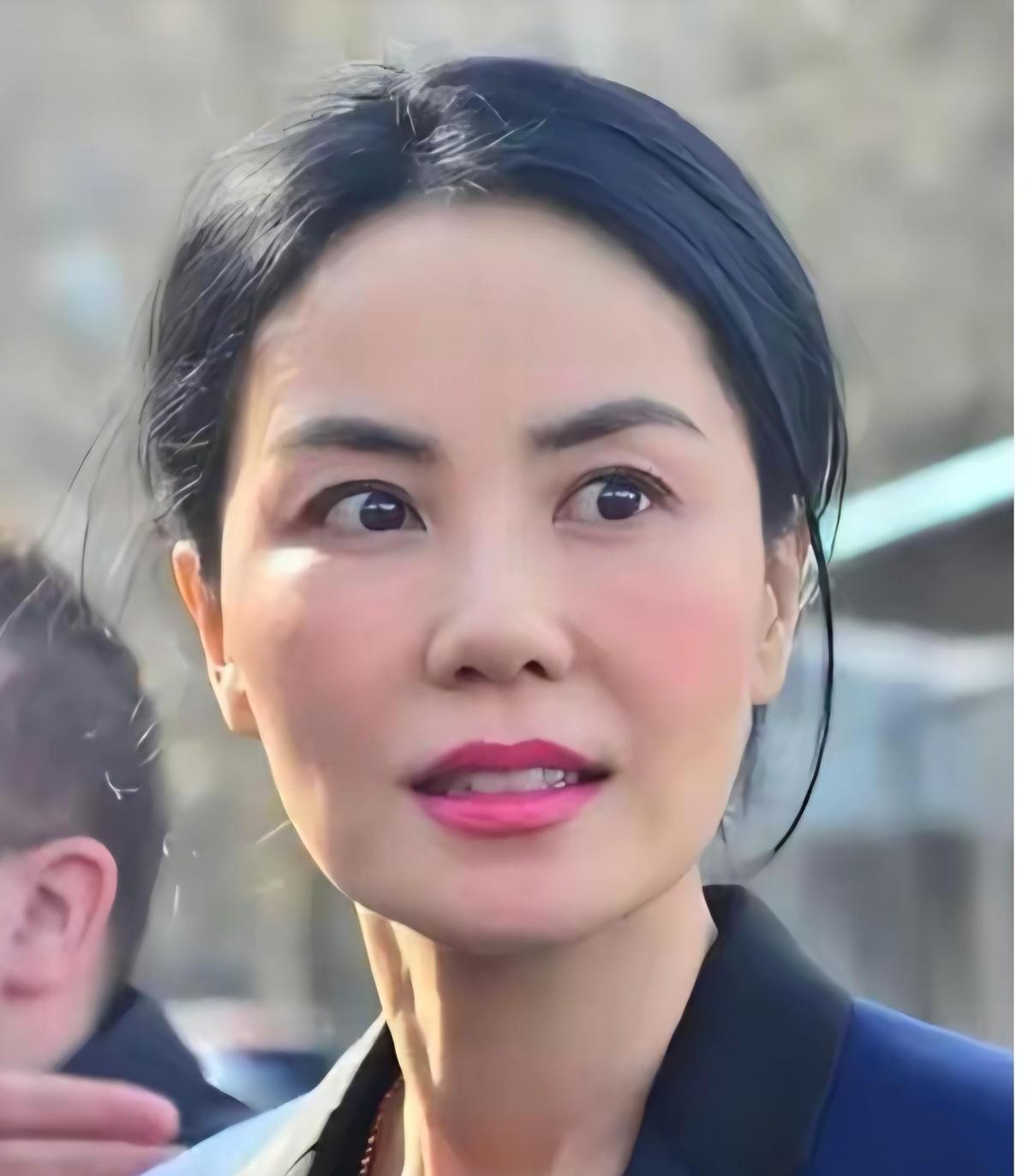 这顿饭，是两个孩子攒了二十多年的局。57岁的王菲从北京飞云南，不是去开嗓，也不