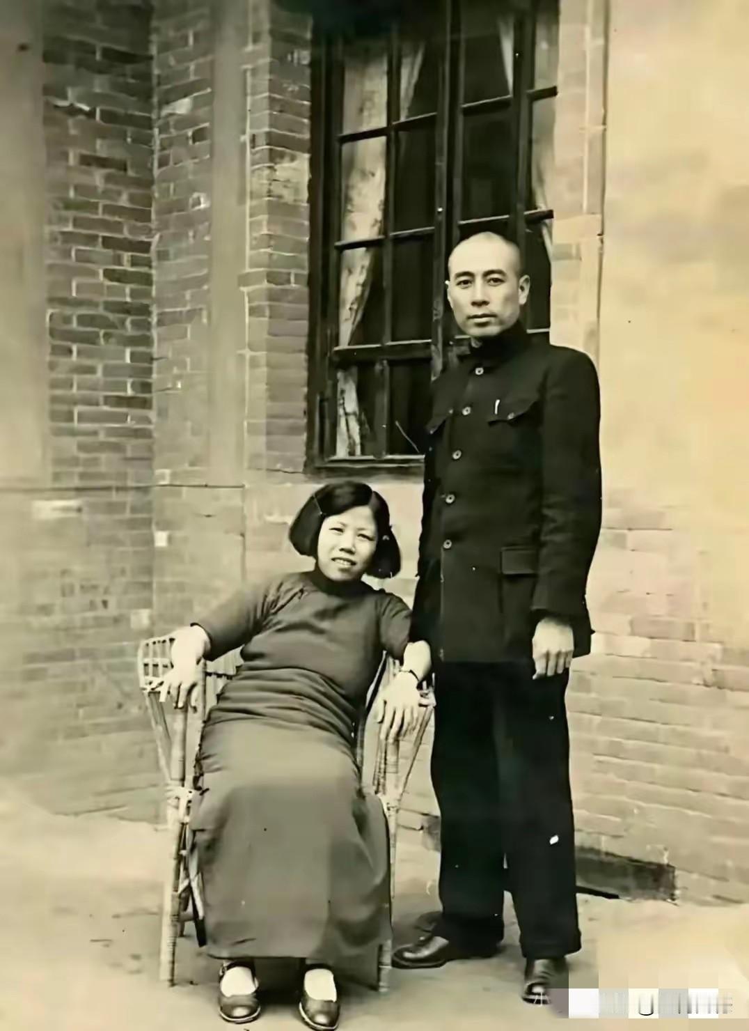 两个人是夫妻的典范，从青年到晚年，从青丝到白发，相亲相爱一辈子，相濡以沫一辈子，