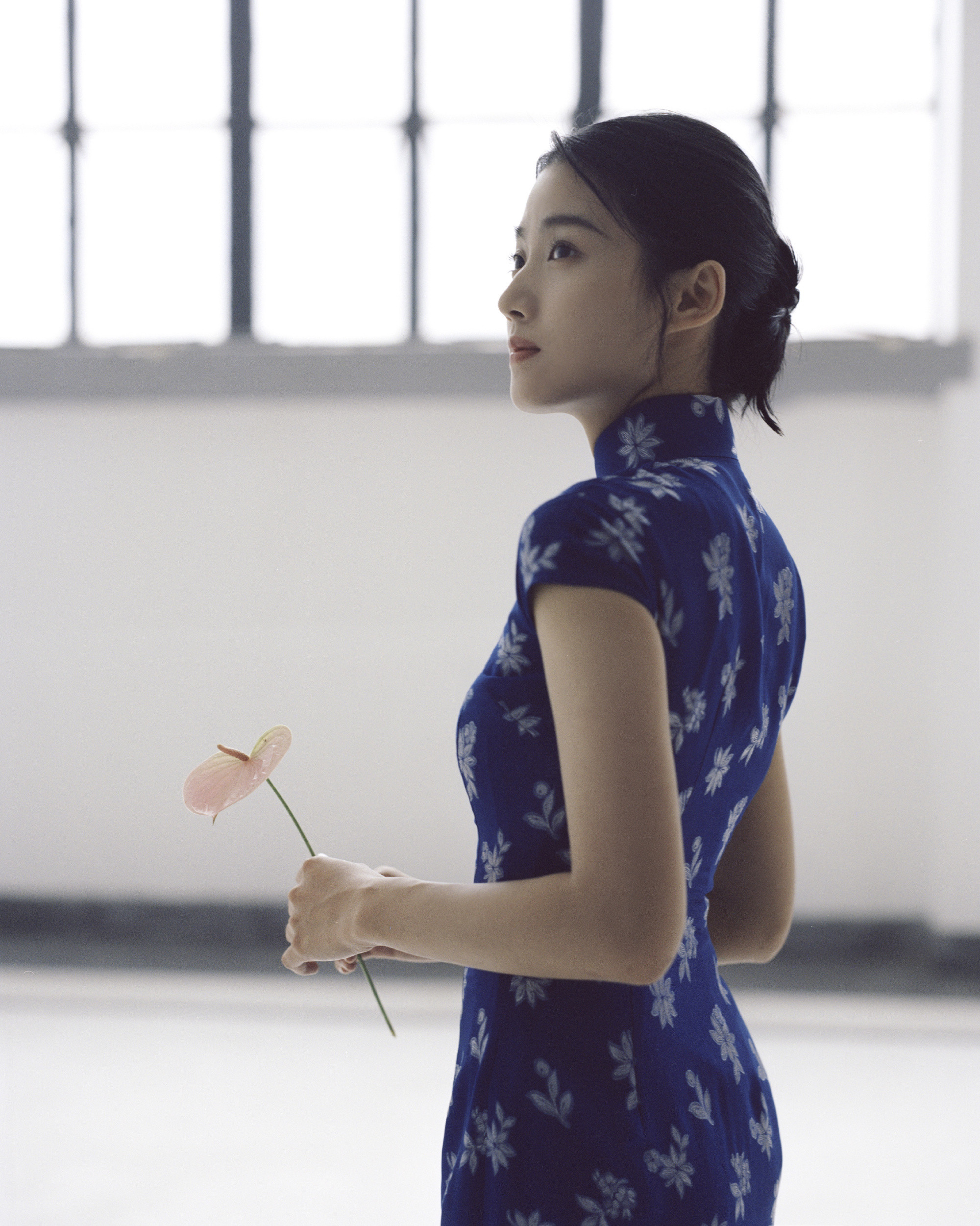 卢昱晓，甜妹子穿旗袍，别具韵味。卢昱晓